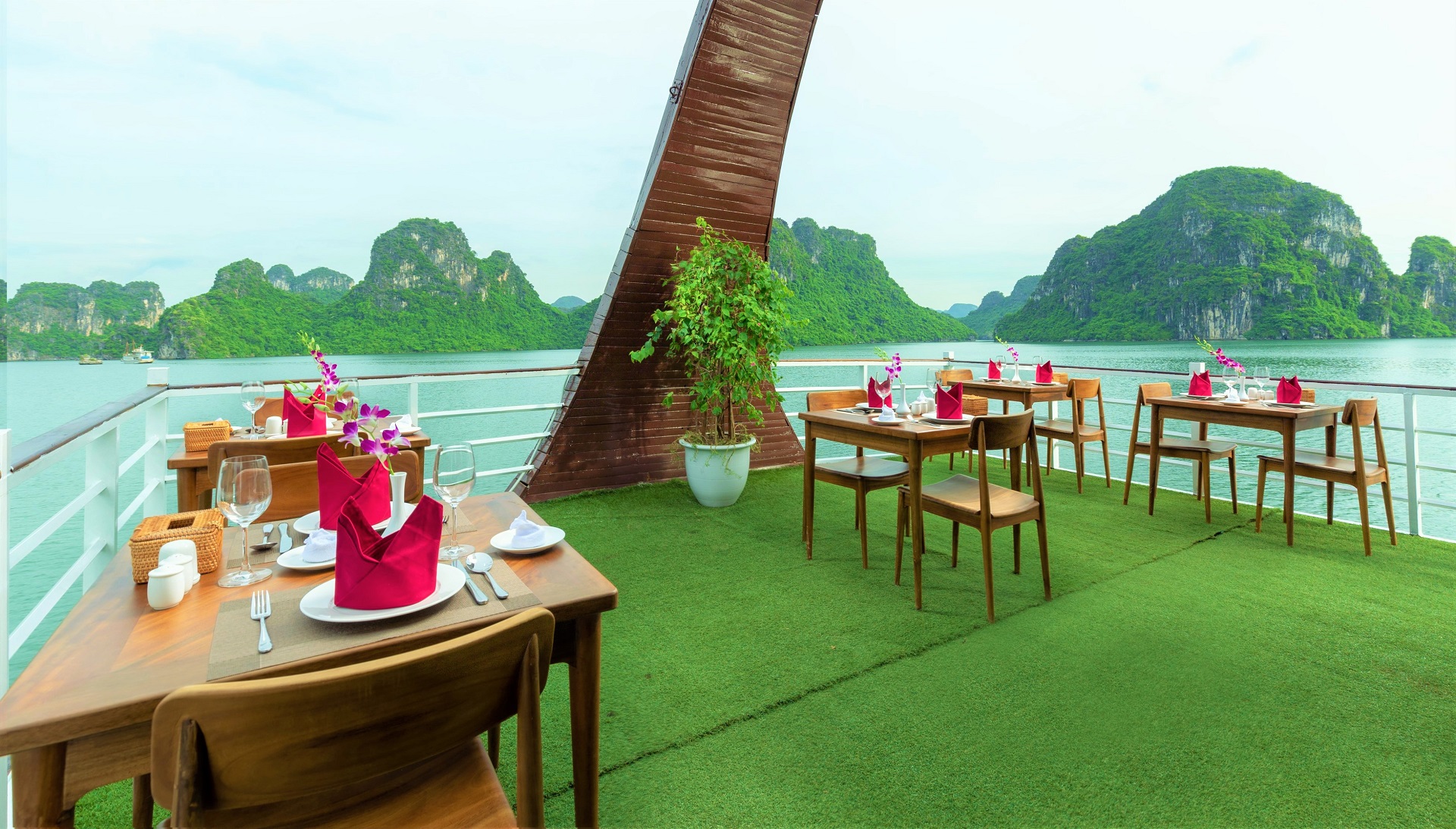 Luxury cruise to explore Halong Bay with 8 hours