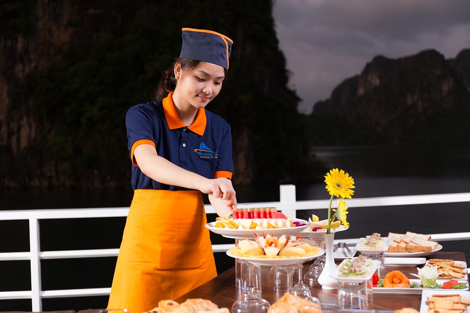 Luxury cruise to explore Halong Bay with 8 hours